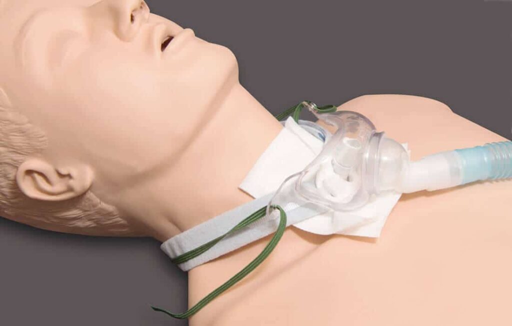Tracheostomy support training on a dummy